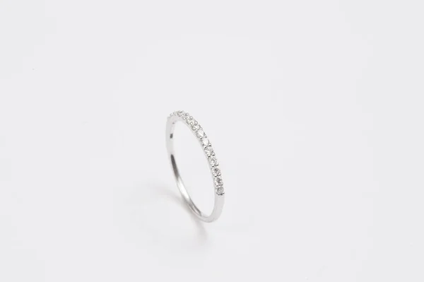Zbliżenie Eleganckiego Pierścienia Diamentowego Białym Tle Brylantem — Zdjęcie stockowe