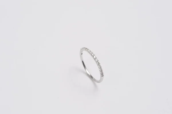 Close Van Elegante Diamantring Witte Achtergrond Diamond Ring — Stockfoto
