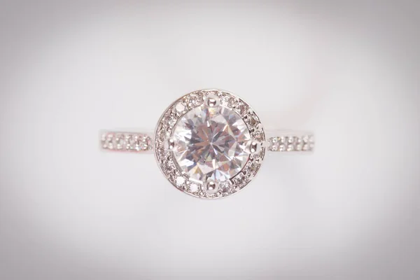 Primo Piano Elegante Anello Diamanti Sullo Sfondo Bianco Anello Diamante — Foto Stock