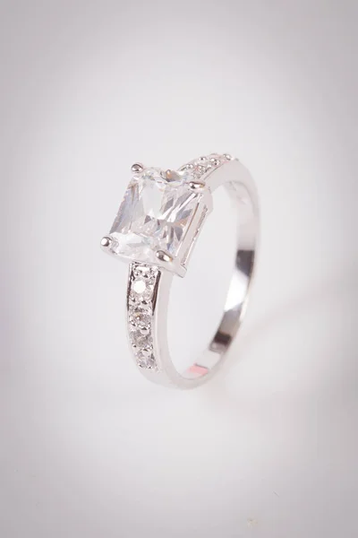 Primo Piano Elegante Anello Diamanti Sullo Sfondo Bianco Anello Diamante — Foto Stock