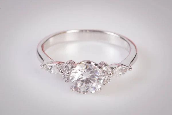 Närbild Elegant Diamantring Den Vita Bakgrunden Diamantring — Stockfoto