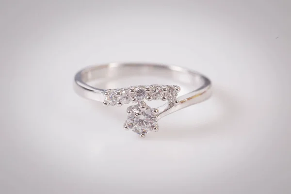 Närbild Elegant Diamantring Den Vita Bakgrunden Diamantring — Stockfoto