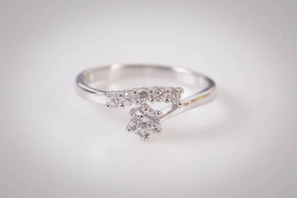 Primo Piano Elegante Anello Diamanti Sullo Sfondo Bianco Anello Diamante — Foto Stock