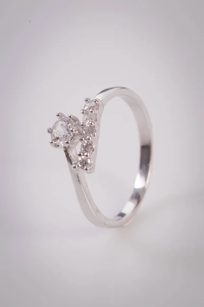 Κλείστε Κομψό Διαμαντένιο Δαχτυλίδι Στο Λευκό Φόντο Διαμαντένιο Δαχτυλίδι — Φωτογραφία Αρχείου