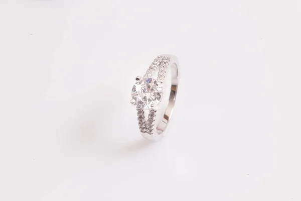 Gros Plan Élégante Bague Diamant Sur Fond Blanc Bague Diamant — Photo