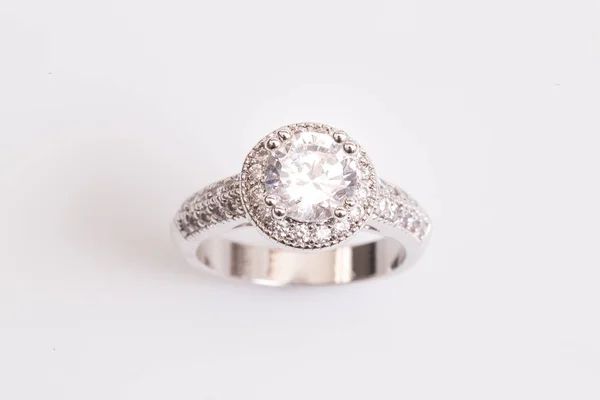 Primo Piano Elegante Anello Diamanti Sullo Sfondo Bianco Anello Diamante — Foto Stock