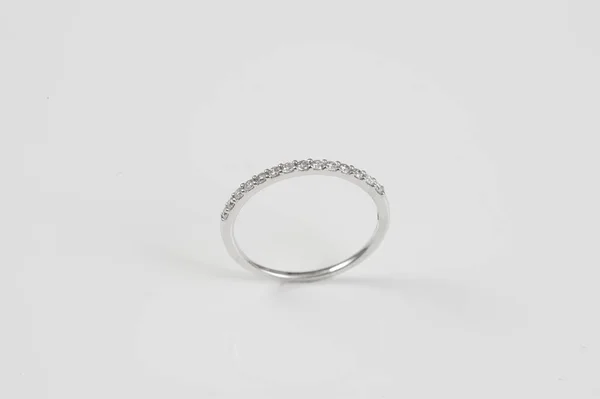 Close Van Elegante Diamantring Witte Achtergrond Diamond Ring — Stockfoto