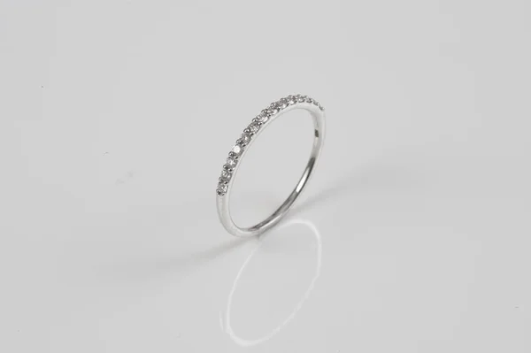 Close Van Elegante Diamantring Witte Achtergrond Diamond Ring — Stockfoto