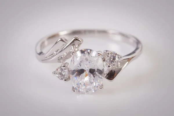 Close Van Elegante Diamantring Witte Achtergrond Diamond Ring Rechtenvrije Stockfoto's
