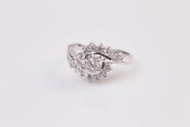 Beyaz arka plan üzerinde zarif elmas yüzük yakın. Elmas yüzük.