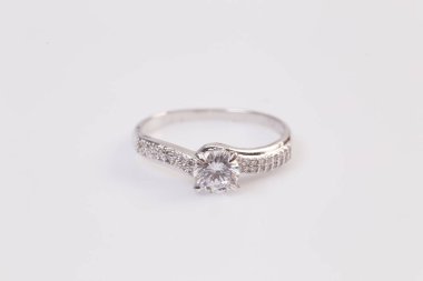 Beyaz arka plan üzerinde zarif elmas yüzük yakın. Elmas yüzük.