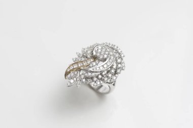 Beyaz arka plan üzerinde zarif elmas yüzük yakın. Elmas yüzük.