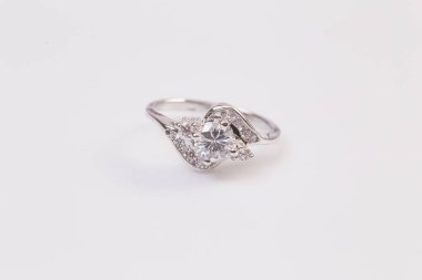 Beyaz arka plan üzerinde zarif elmas yüzük yakın. Elmas yüzük.