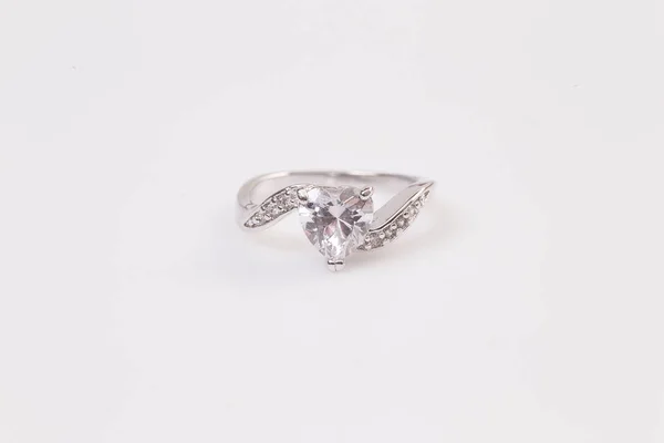 白い背景にエレガントなダイヤモンドリングのクローズアップ ダイヤモンドリング — ストック写真
