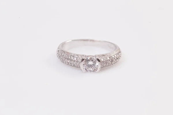 Close Anel Diamante Elegante Sobre Fundo Branco Anel Diamante — Fotografia de Stock
