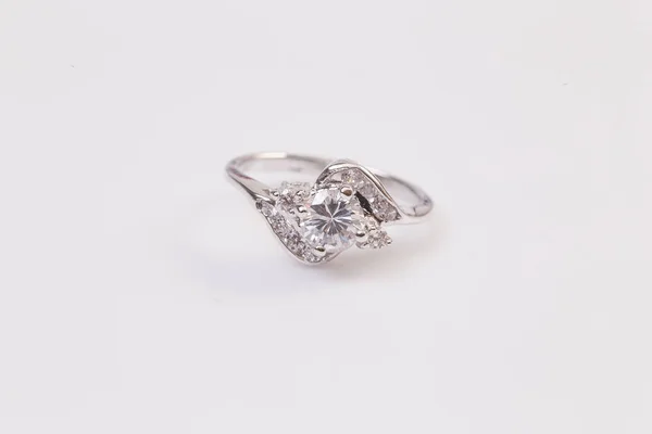 Primo Piano Elegante Anello Diamanti Sullo Sfondo Bianco Anello Diamante — Foto Stock