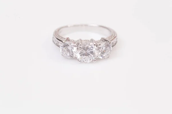 Κλείστε Κομψό Διαμαντένιο Δαχτυλίδι Στο Λευκό Φόντο Διαμαντένιο Δαχτυλίδι — Φωτογραφία Αρχείου
