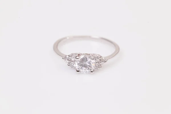 Beyaz arka plan üzerinde zarif elmas yüzük yakın. Elmas yüzük.