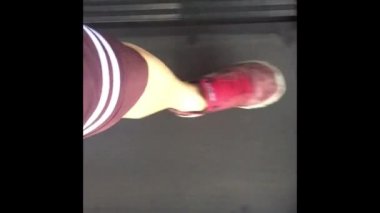 Close. Erkek spor ayakkabıları koşu bandında koşar.