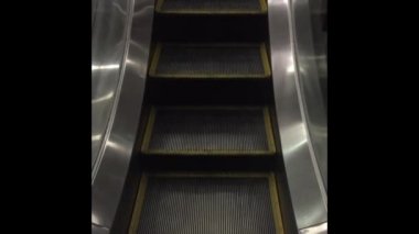 Boş yürüyen merdiven merdiven yukarı hareket modern ofis binası.