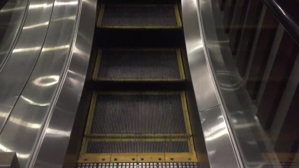 현대 오피스 빌딩에 이동 하는 빈 에스컬레이터 계단. — 비디오