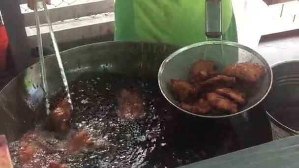 Rántott, száraz sertéshús forrásban lévő olajserpenyőben. — Stock videók