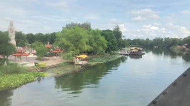 Bangkok trenle tren le başlayan tren tayland Kanchanaburi gidin. vintage tren ile ulaşım keyfini çıkarın