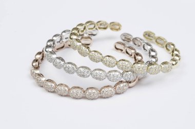 Üç renkli altın ve elmas bilezik seti.