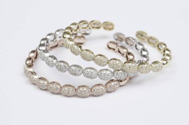 Üç renkli altın ve elmas bilezik seti.