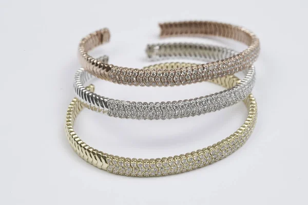 Set Med Tre Färgade Guld Och Diamant Armband — Stockfoto