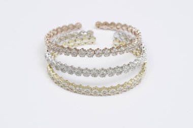 Üç renkli altın ve elmas bilezik seti.