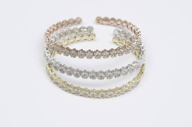 Üç renkli altın ve elmas bilezik seti.