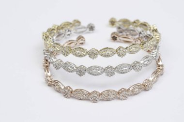 Üç renkli altın ve elmas bilezik seti.