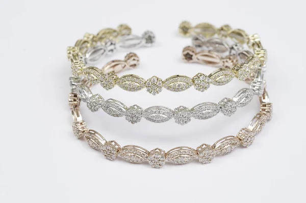Set Van Drie Gekleurde Goud Diamanten Armbanden — Stockfoto
