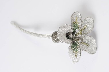 whtie arka plan üzerinde çiçek şeklinde broş