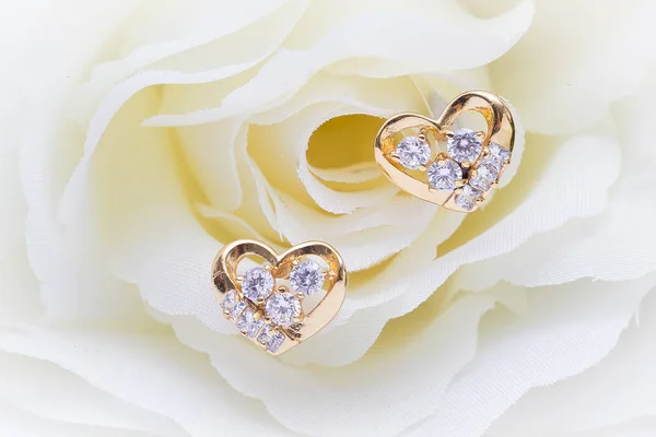 Close Coração Forma Diamante Brincos Ouro Chão Branco — Fotografia de Stock
