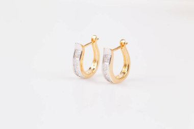 Küpe. Beyaz arka planda elmas ile Altın Çember Küpe.