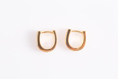 Küpe. Beyaz arka planda elmas ile Altın Çember Küpe.