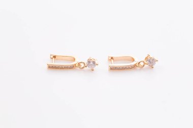 Küpe. Beyaz arka planda elmas ile Altın Çember Küpe.