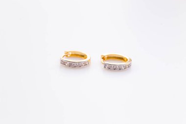 Küpe. Beyaz arka planda elmas ile Altın Çember Küpe.