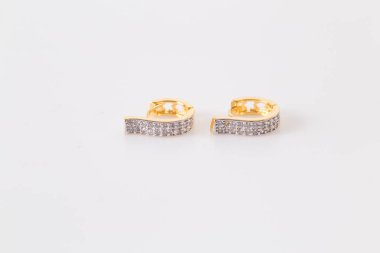 Küpe. Beyaz arka planda elmas ile Altın Çember Küpe.