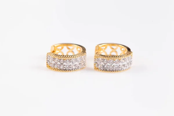 Küpe. Beyaz arka planda elmas ile Altın Çember Küpe.