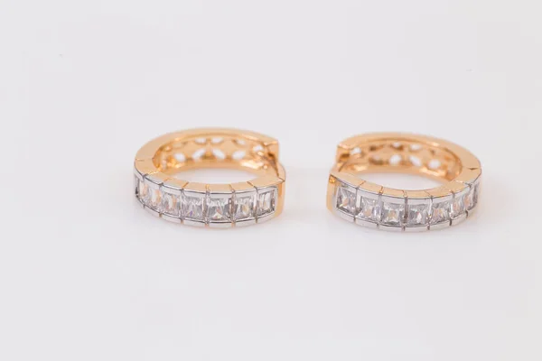 Fülbevaló Arany Karika Fülbevaló Gyémántokkal Fehér Háttér — Stock Fotó