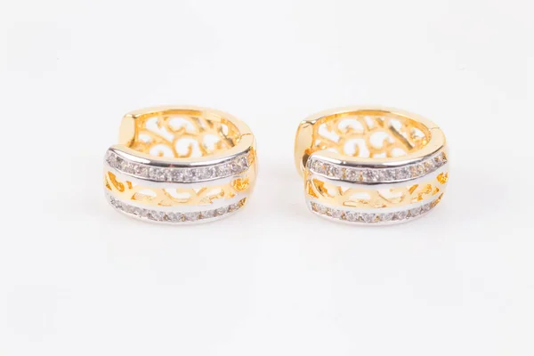 イヤリング 白い背景にダイヤモンドとゴールドフープイヤリング — ストック写真