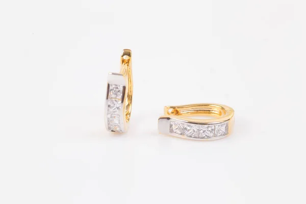 Küpe. Beyaz arka planda elmas ile Altın Çember Küpe.