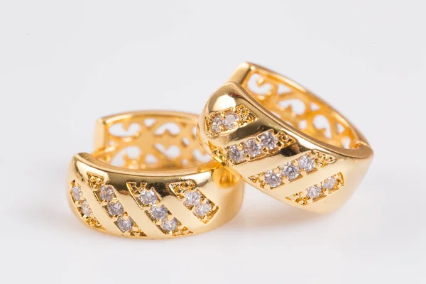 Küpe. Beyaz arka planda elmas ile Altın Çember Küpe.