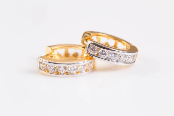 イヤリング 白い背景にダイヤモンドとゴールドフープイヤリング — ストック写真