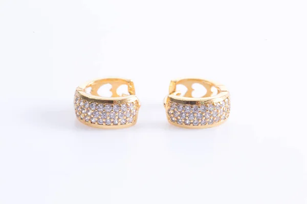 Boucles Oreilles Boucles Oreilles Cerceau Avec Diamants Sur Fond Blanc — Photo