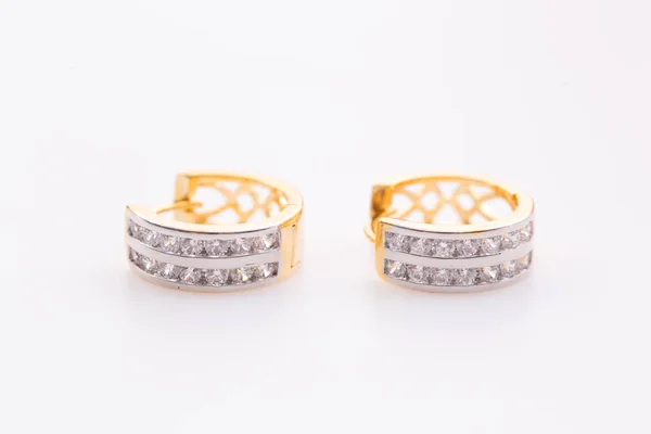 Orecchini Orecchini Cerchio Oro Con Diamanti Sullo Sfondo Bianco — Foto Stock