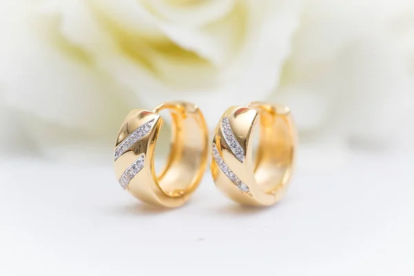 Küpe. Beyaz arka planda elmas ile Altın Çember Küpe.